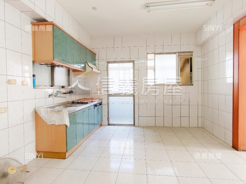 凹子底捷運採光美宅房屋室內格局與周邊環境