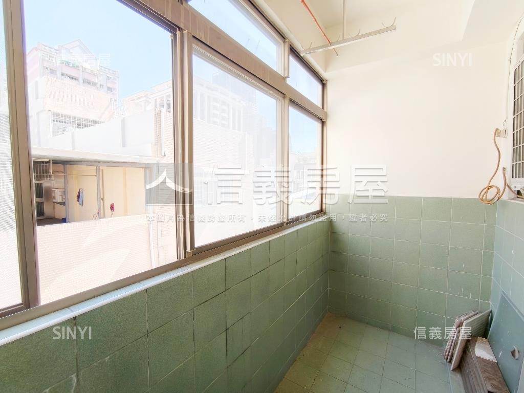 凹子底捷運採光美宅房屋室內格局與周邊環境