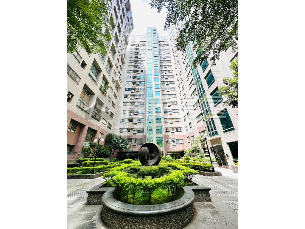 名人賞稀有大空間樓中樓房屋室內格局與周邊環境