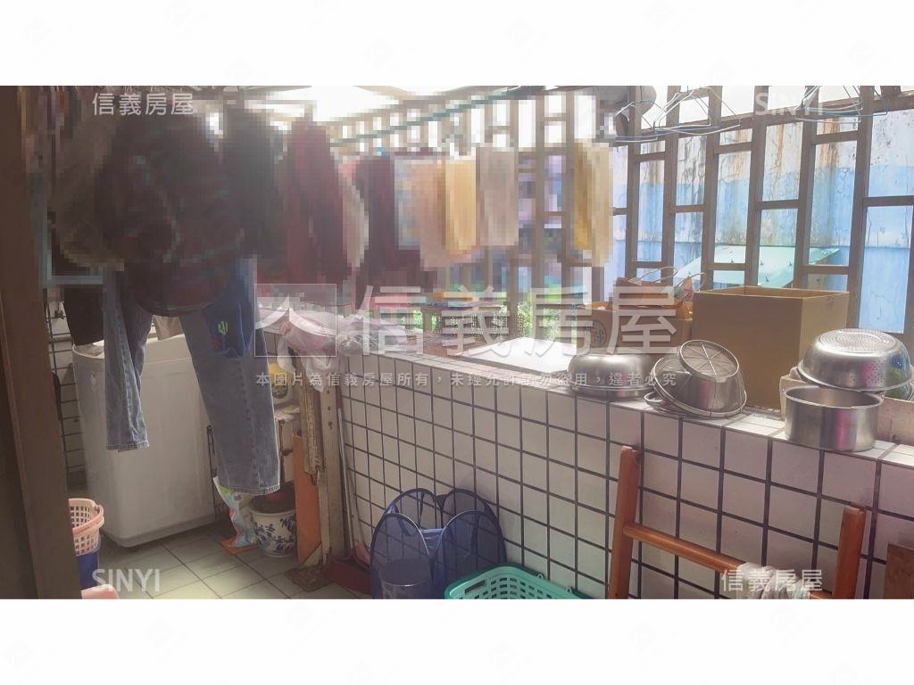 低總價。基隆四房三面採光房屋室內格局與周邊環境