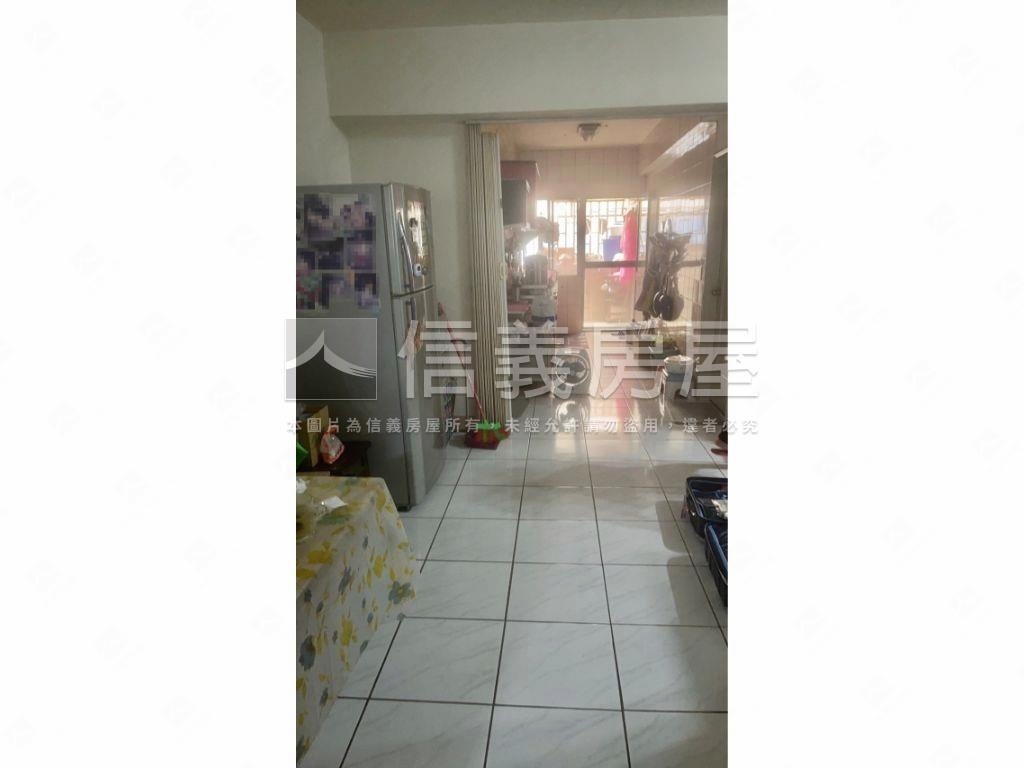 低總價。基隆四房三面採光房屋室內格局與周邊環境