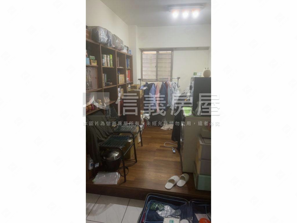 低總價。基隆四房三面採光房屋室內格局與周邊環境