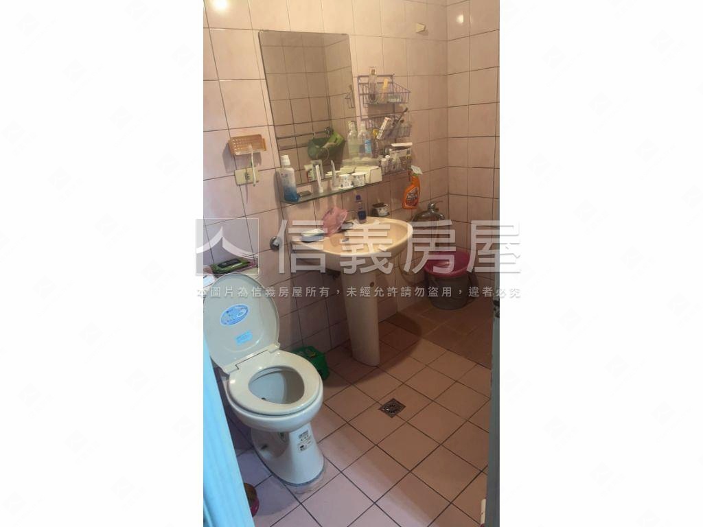 低總價。基隆四房三面採光房屋室內格局與周邊環境