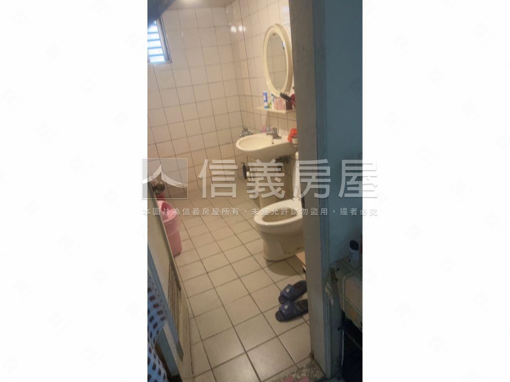 低總價。基隆四房三面採光房屋室內格局與周邊環境