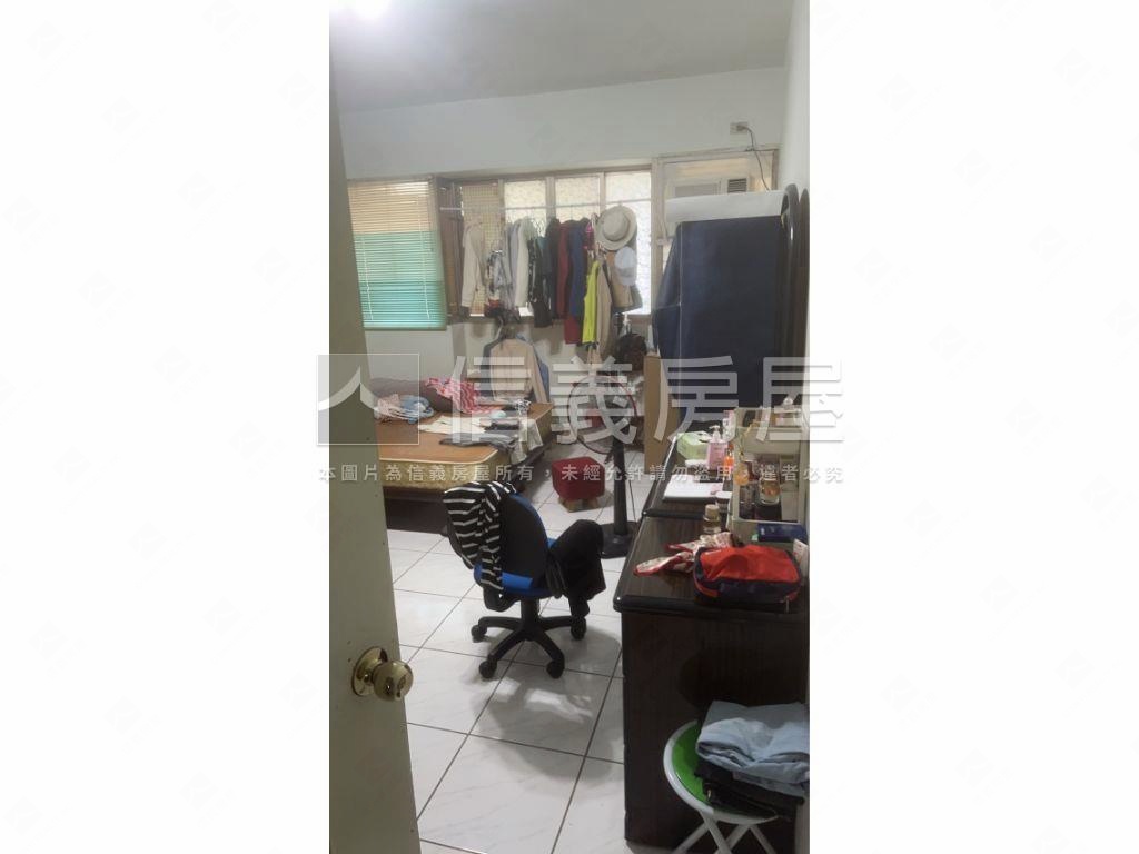 低總價。基隆四房三面採光房屋室內格局與周邊環境