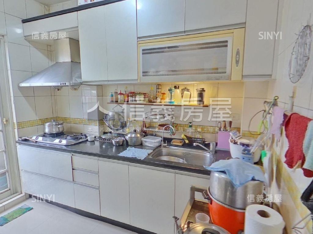 未來山峰重劃區旁燙金店面房屋室內格局與周邊環境