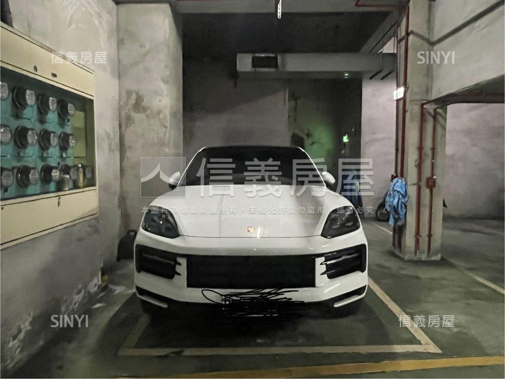 近新店捷運４房車位房屋室內格局與周邊環境