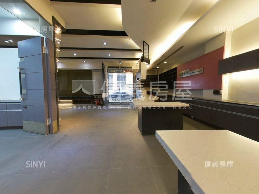 春日路大面寬電梯店面房屋室內格局與周邊環境
