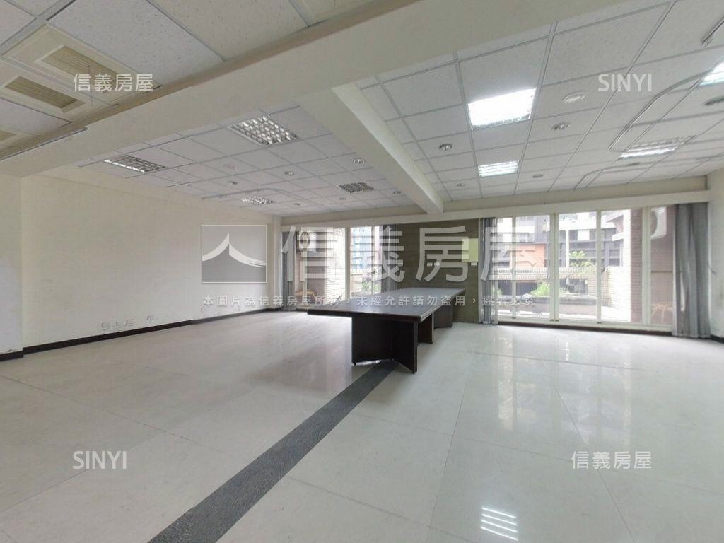 春日路大面寬電梯店面房屋室內格局與周邊環境