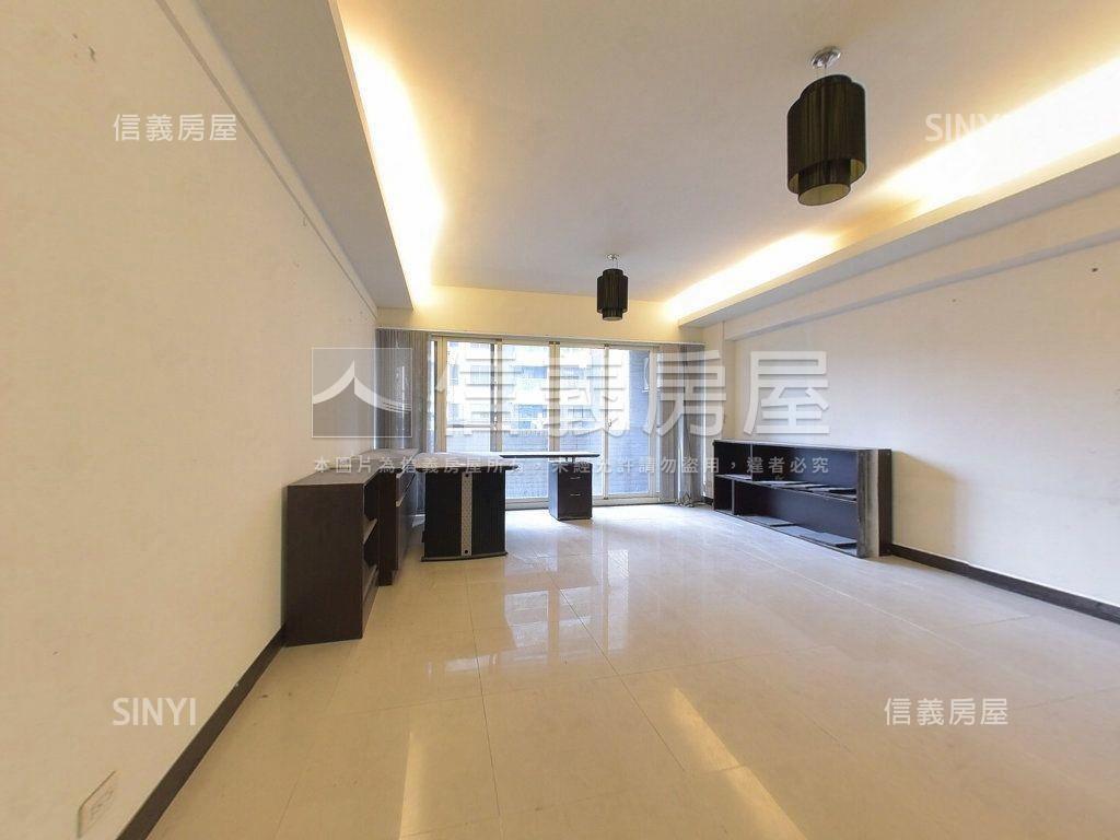 春日路大面寬電梯店面房屋室內格局與周邊環境