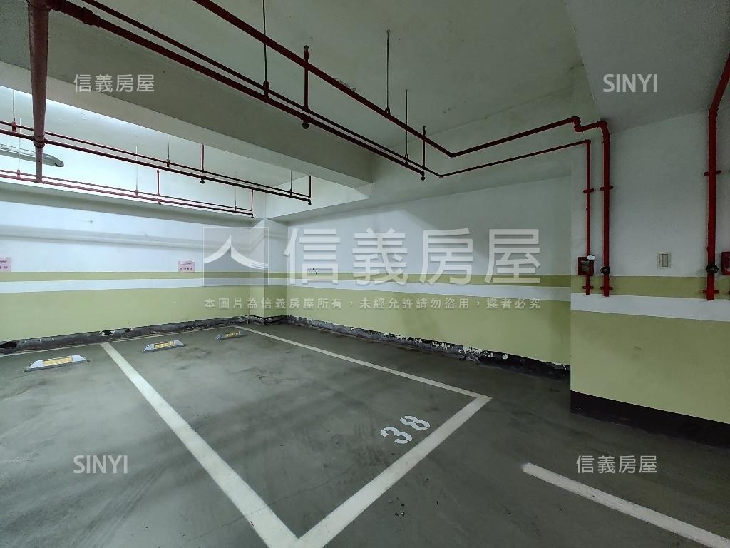 極美山莊稀有釋出車位房屋室內格局與周邊環境