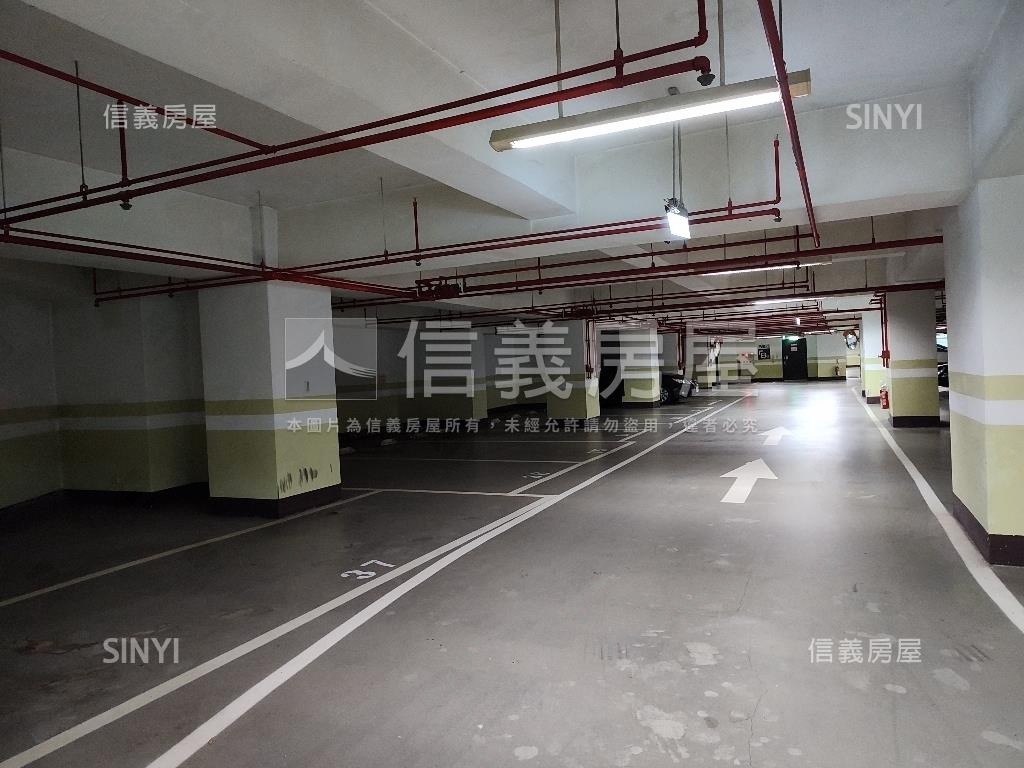 極美山莊稀有釋出車位房屋室內格局與周邊環境