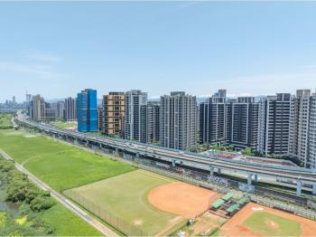 天禧河景四房車位