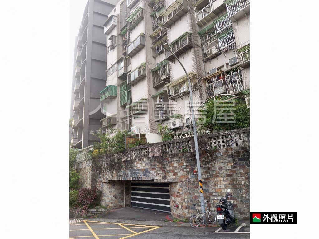 挑高創意四房平地進出車位房屋室內格局與周邊環境