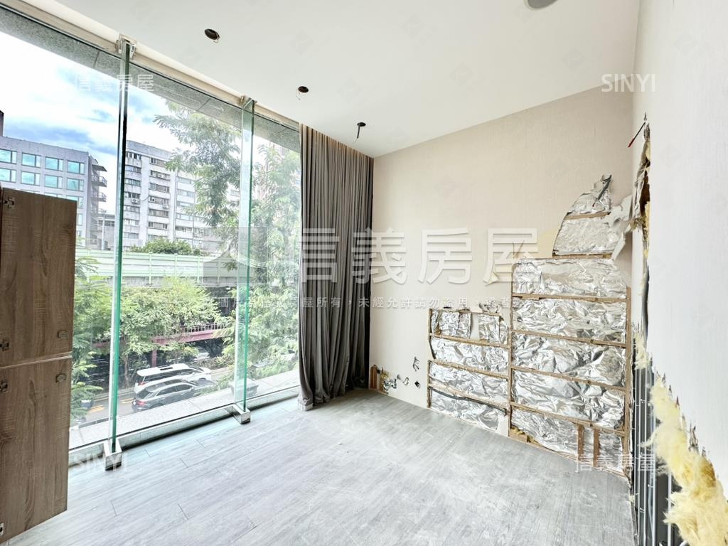 一層一戶大坪數辦公房屋室內格局與周邊環境