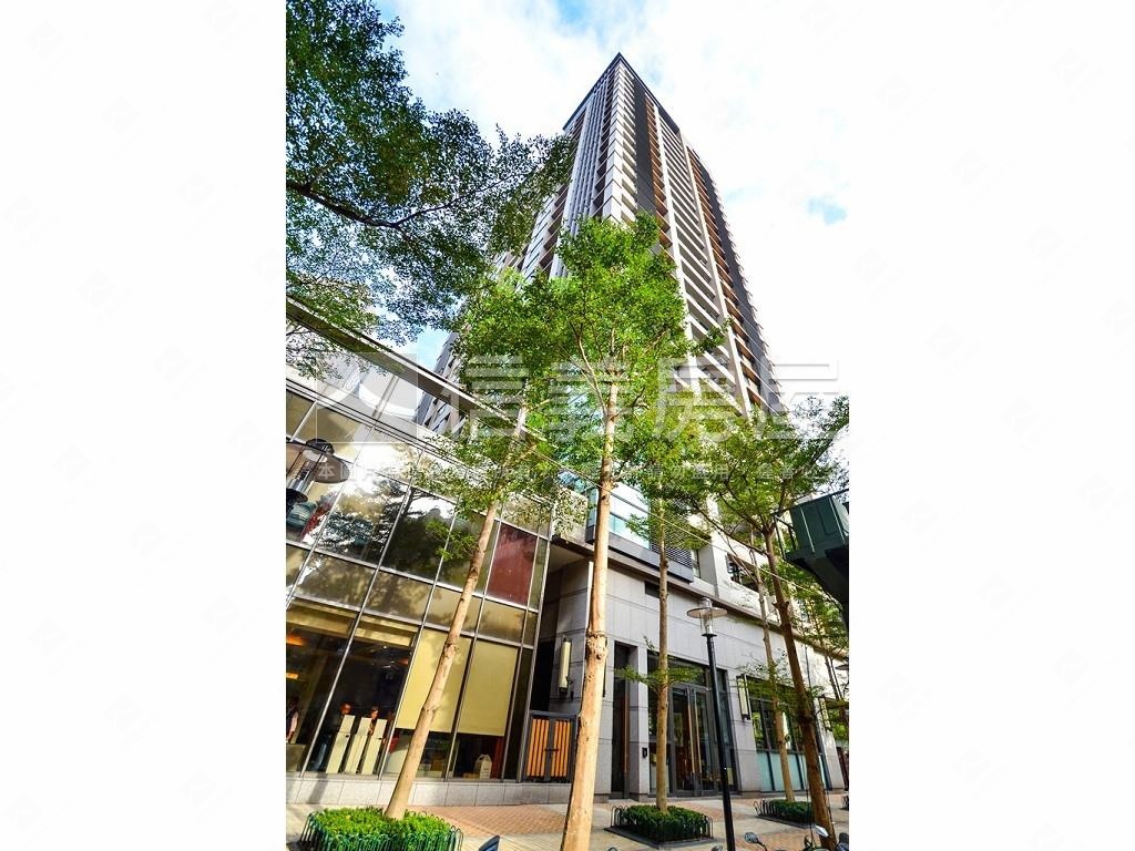 冠德新世界３房坡平車位房屋室內格局與周邊環境