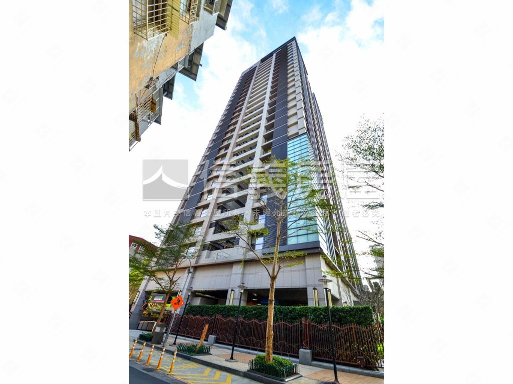 冠德新世界３房坡平車位房屋室內格局與周邊環境