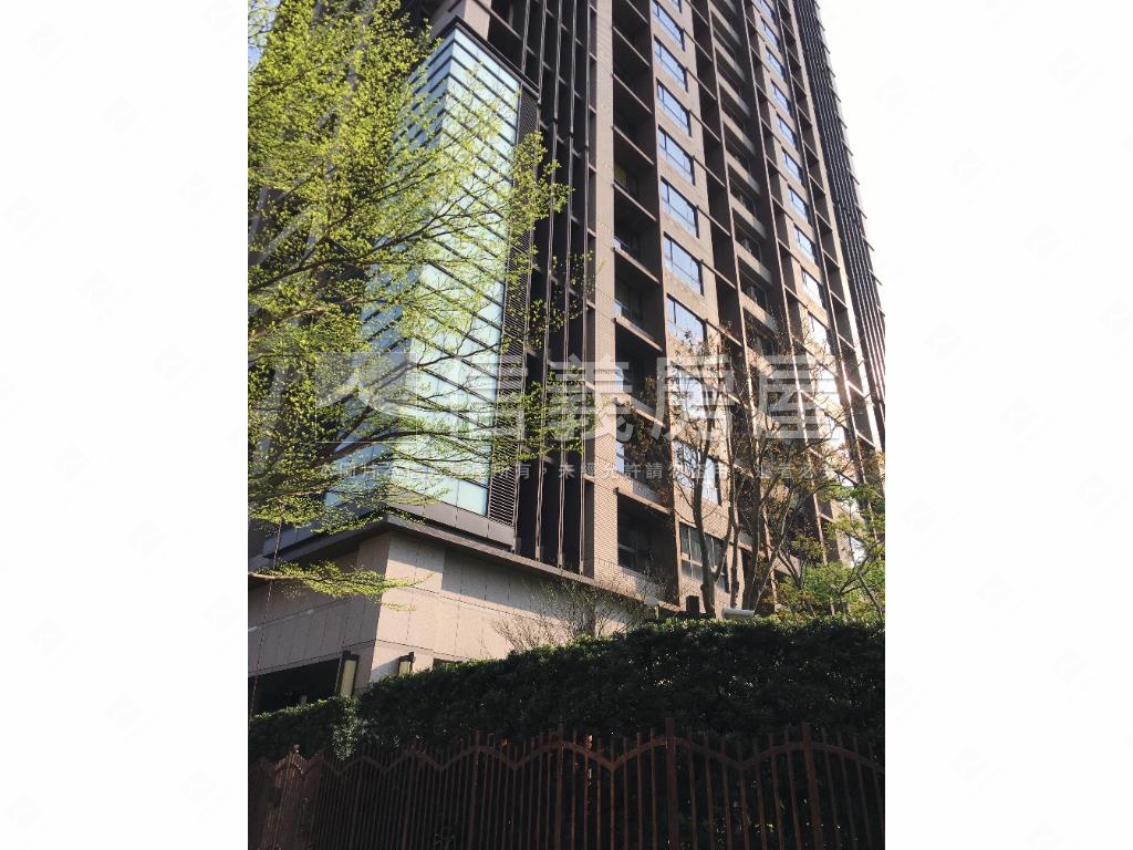 冠德新世界３房坡平車位房屋室內格局與周邊環境