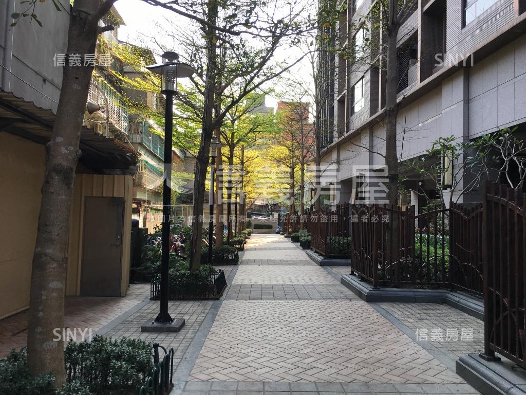 冠德新世界３房坡平車位房屋室內格局與周邊環境