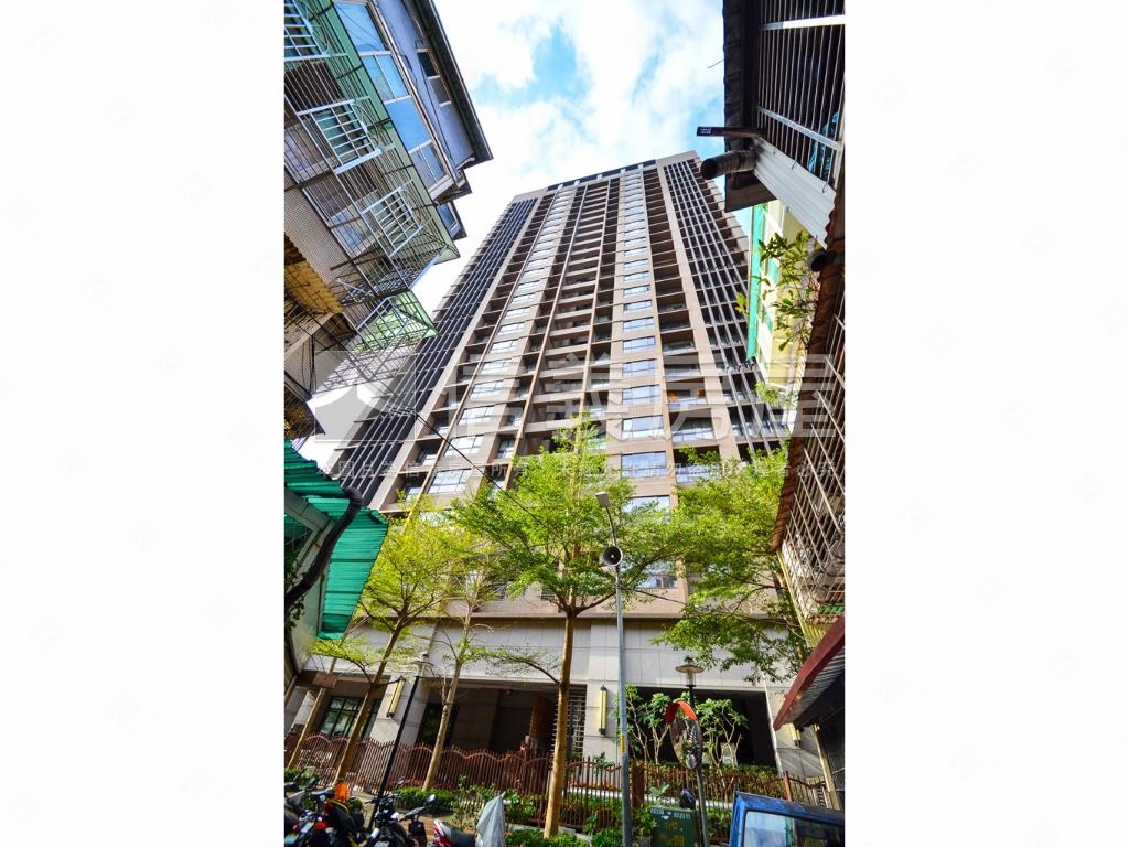 冠德新世界３房坡平車位房屋室內格局與周邊環境