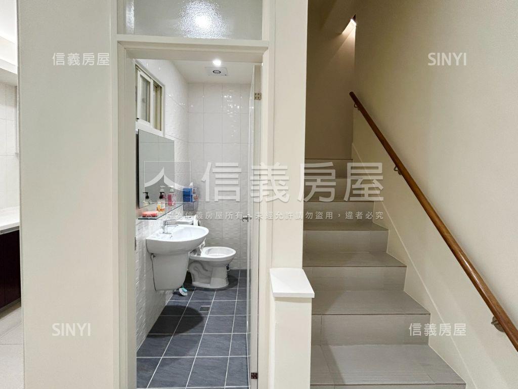 臨路邊間三面採光朝南透天房屋室內格局與周邊環境