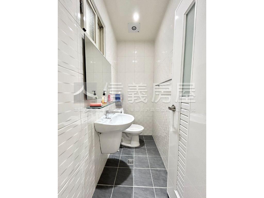 臨路邊間三面採光朝南透天房屋室內格局與周邊環境