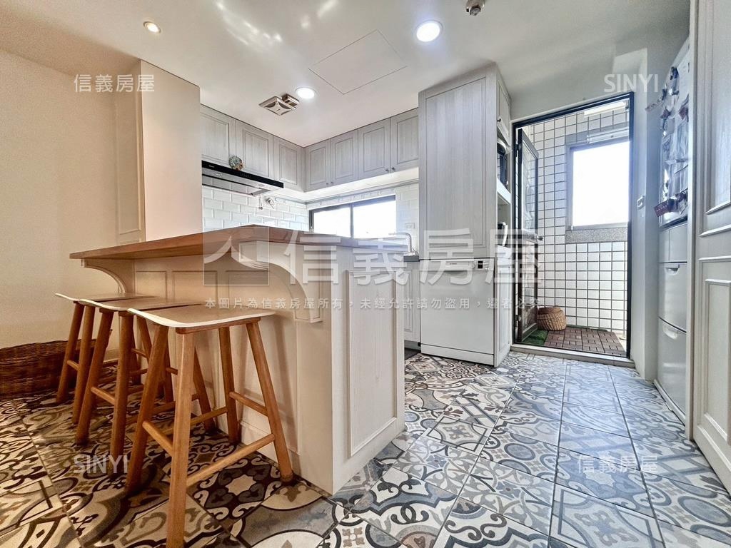 【近捷運】精裝三房車位房屋室內格局與周邊環境