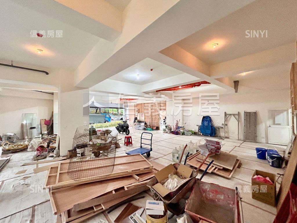 燙金寬敞金店面房屋室內格局與周邊環境