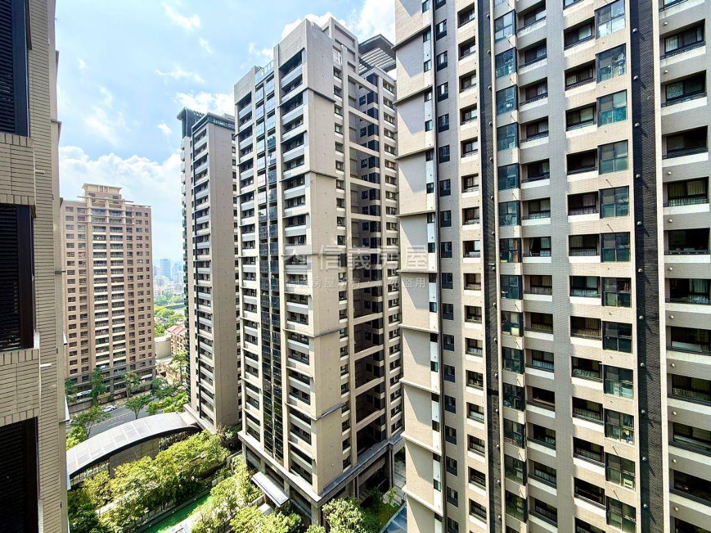 稀有釋出雲世紀Ｂ兩房平車房屋室內格局與周邊環境