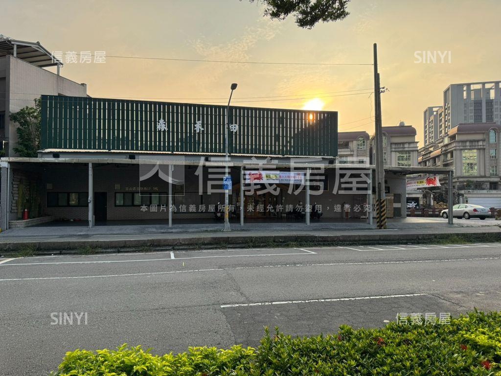 鳳山。雙面臨路三角窗美地房屋室內格局與周邊環境