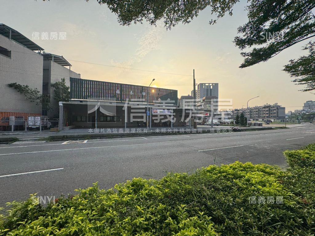 鳳山。雙面臨路三角窗美地房屋室內格局與周邊環境
