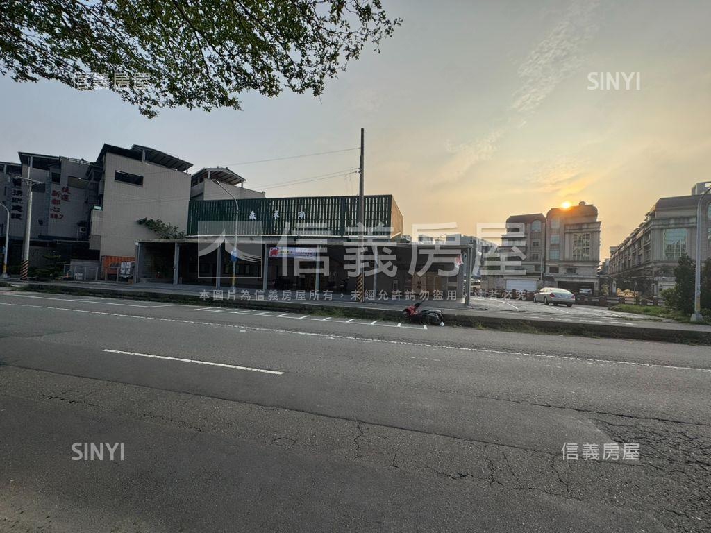 鳳山。雙面臨路三角窗美地房屋室內格局與周邊環境