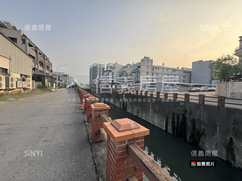 鳳山。雙面臨路三角窗美地房屋室內格局與周邊環境