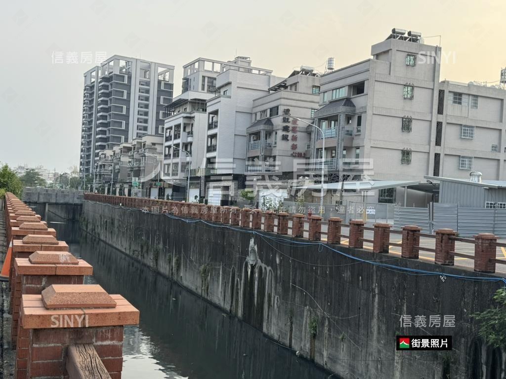 鳳山。雙面臨路三角窗美地房屋室內格局與周邊環境