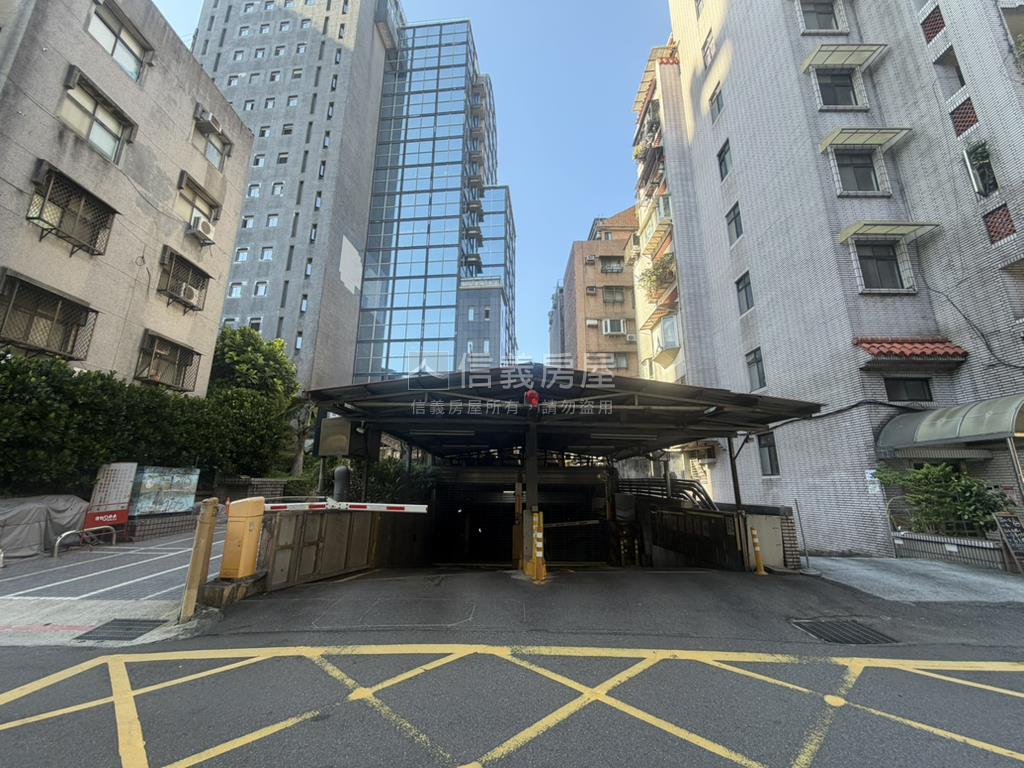 名喬財經大樓Ｂ５車位房屋室內格局與周邊環境