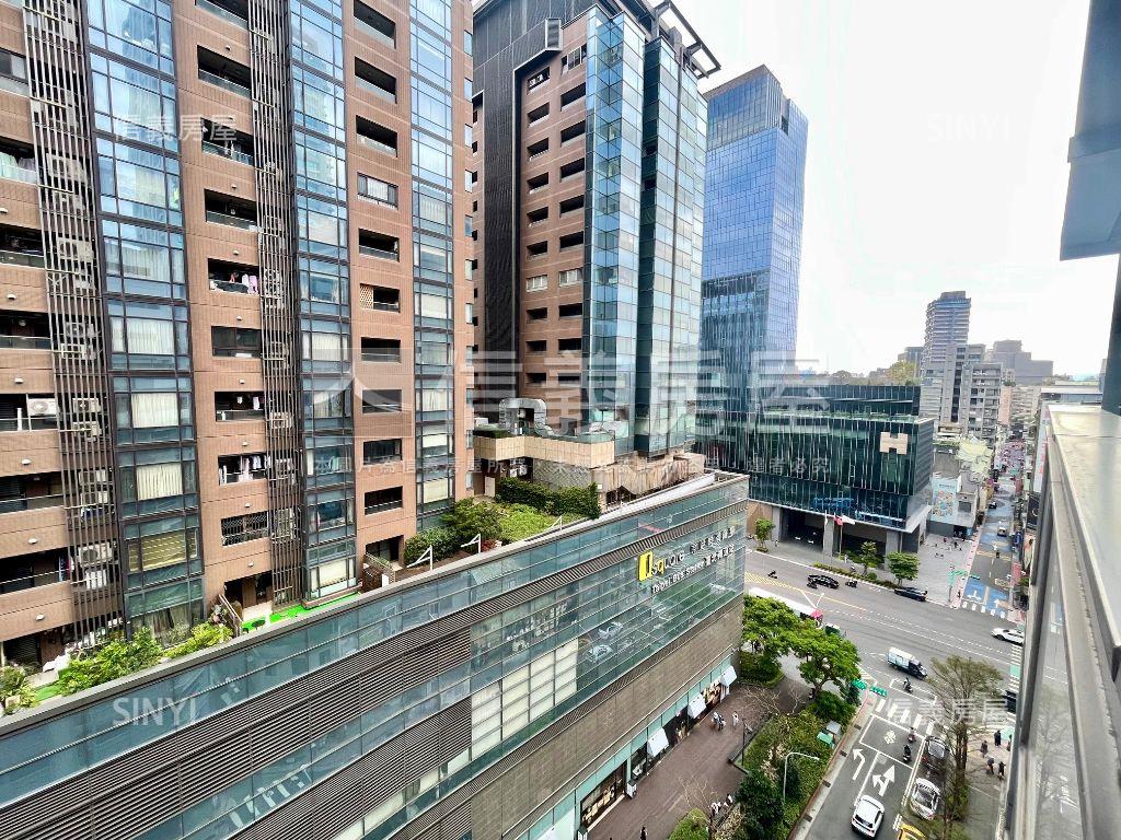 專任～君品高樓邊間露台戶房屋室內格局與周邊環境