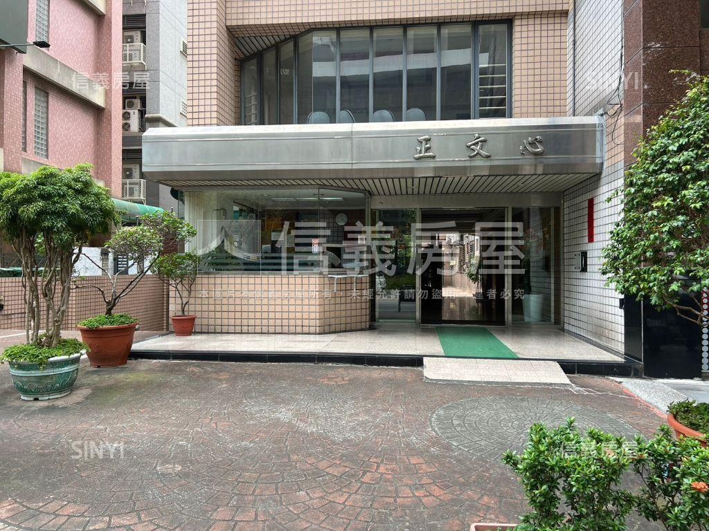 八期秀泰四房平面車位房屋室內格局與周邊環境