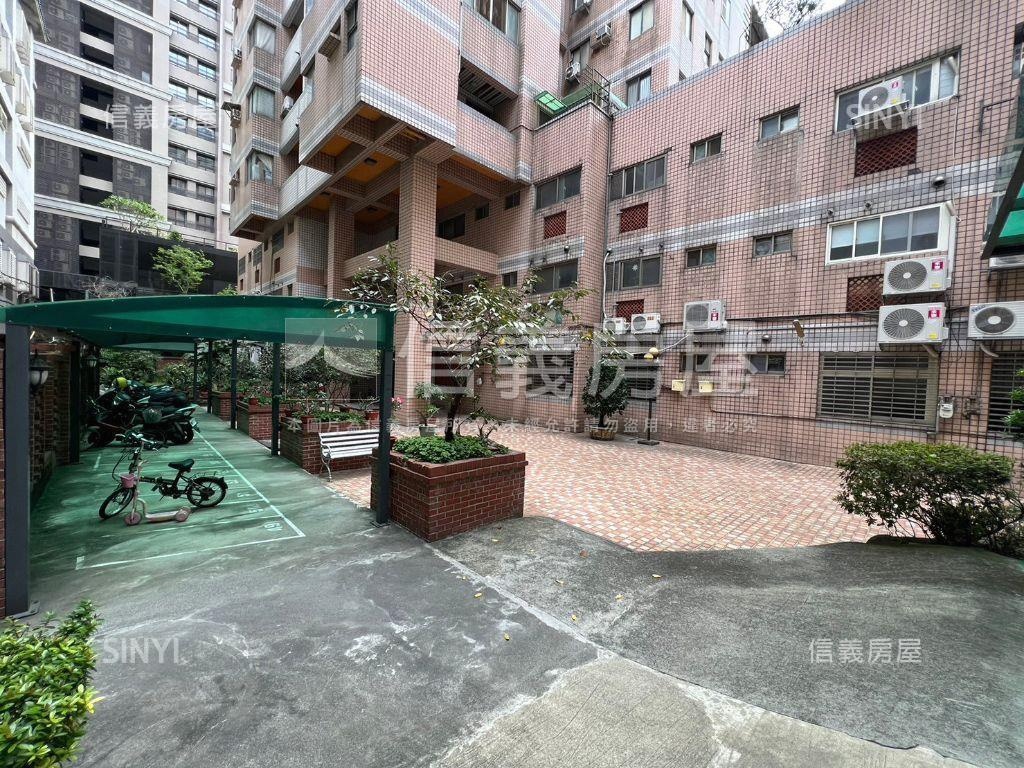 八期秀泰四房平面車位房屋室內格局與周邊環境