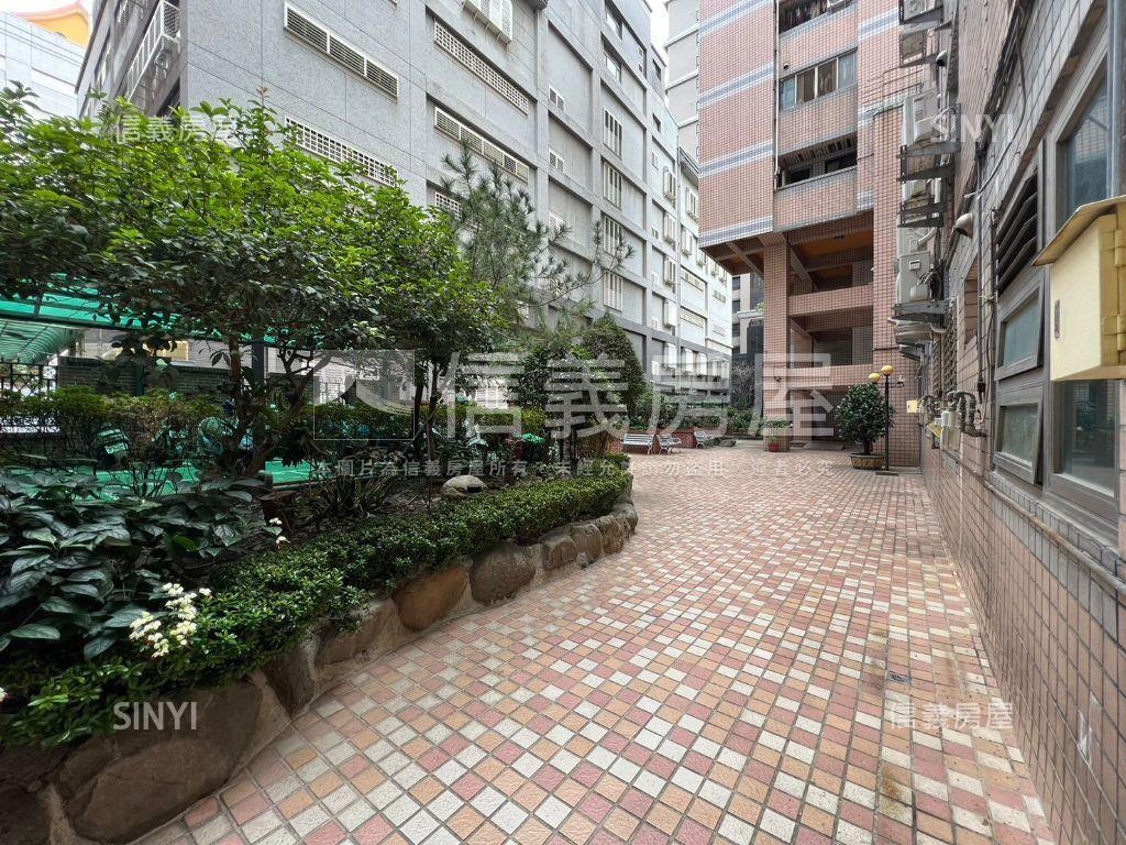 八期秀泰四房平面車位房屋室內格局與周邊環境