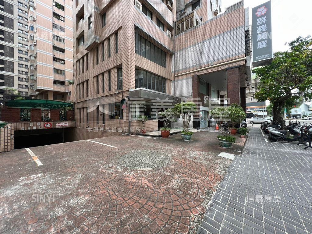 八期秀泰四房平面車位房屋室內格局與周邊環境