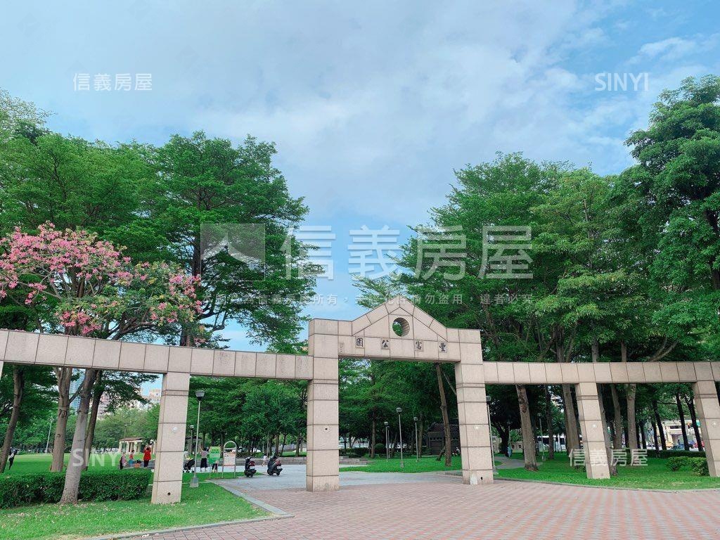 八期秀泰四房平面車位房屋室內格局與周邊環境