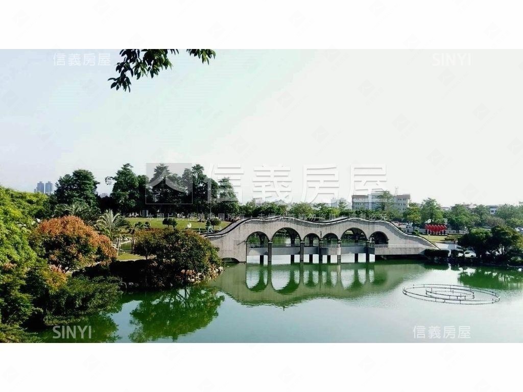 八期秀泰四房平面車位房屋室內格局與周邊環境