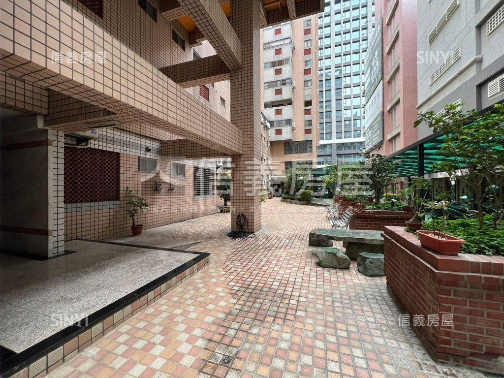 八期秀泰四房平面車位房屋室內格局與周邊環境