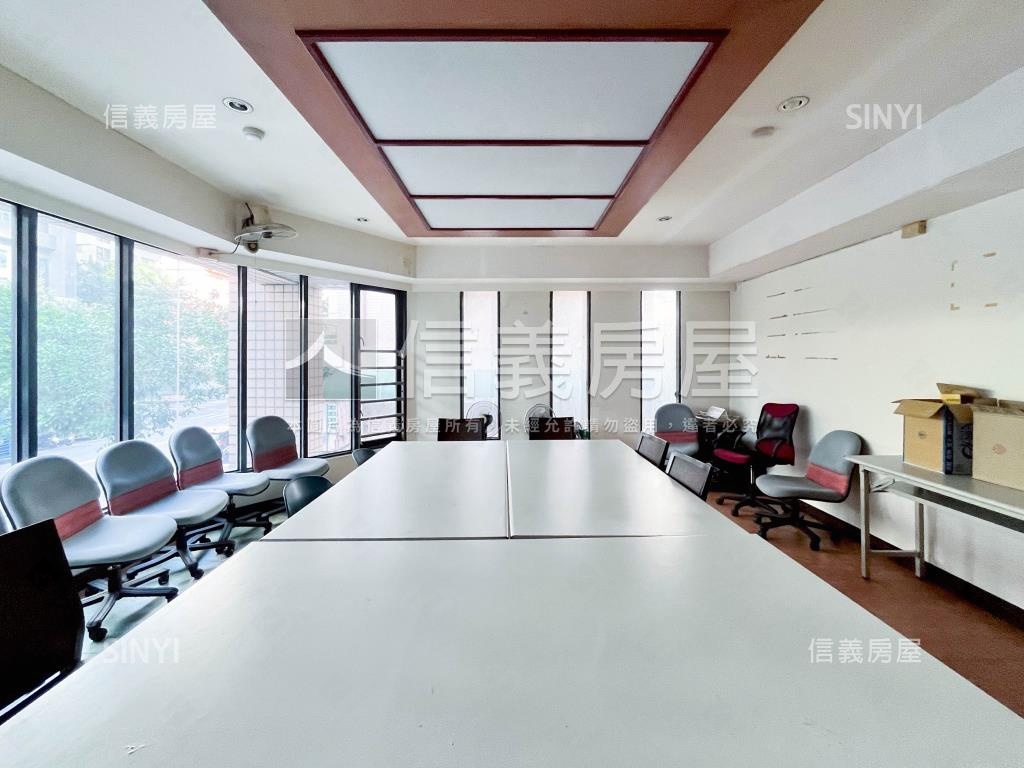 八期秀泰四房平面車位房屋室內格局與周邊環境