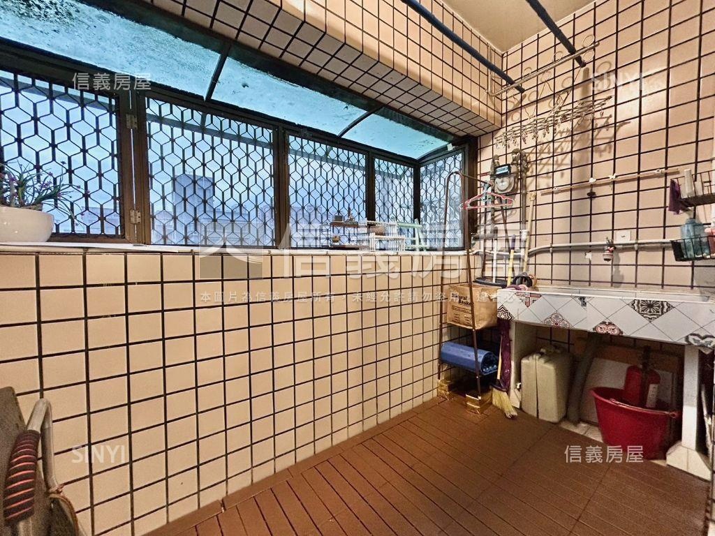 秀山及第４房平面車位房屋室內格局與周邊環境