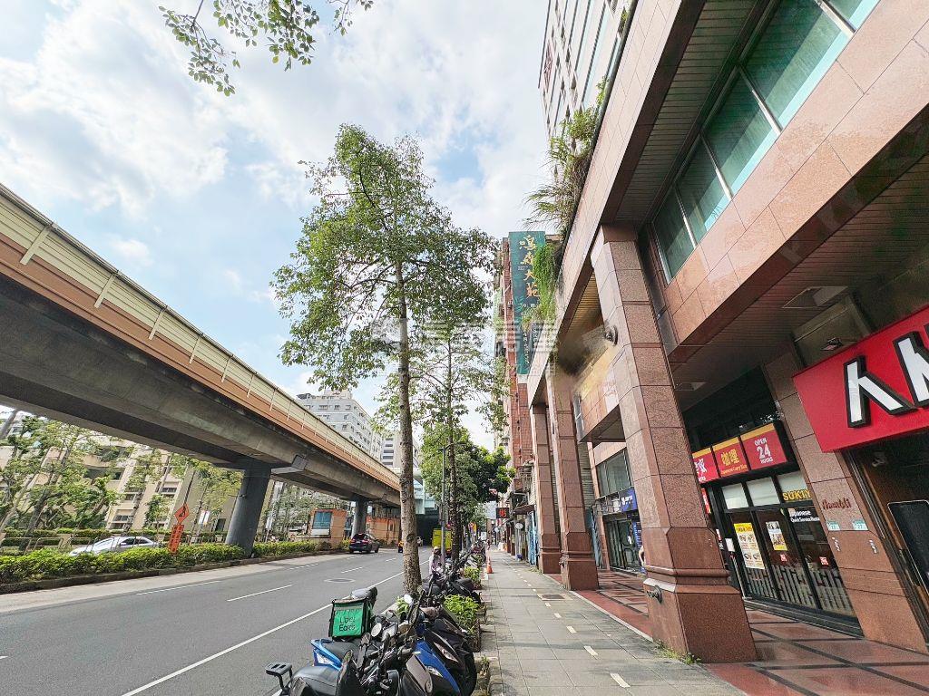 雙捷運旁精華區商辦房屋室內格局與周邊環境