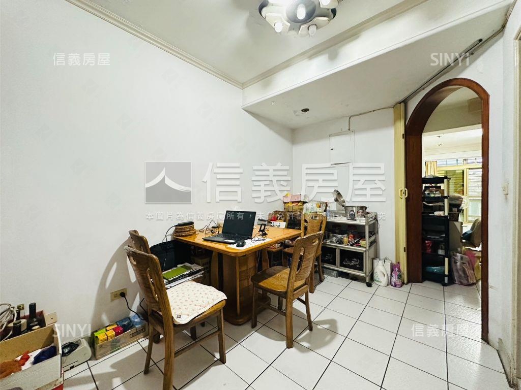 台北龍城稀有電梯頂加房屋室內格局與周邊環境