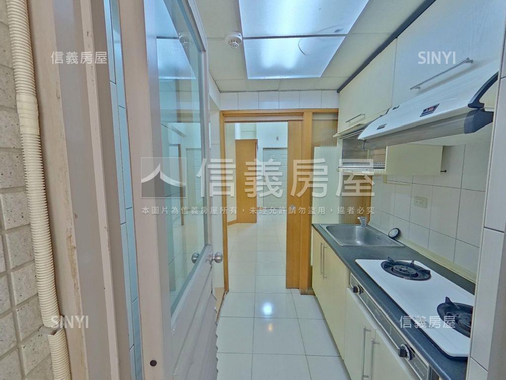 悠活大空間套房車位房屋室內格局與周邊環境