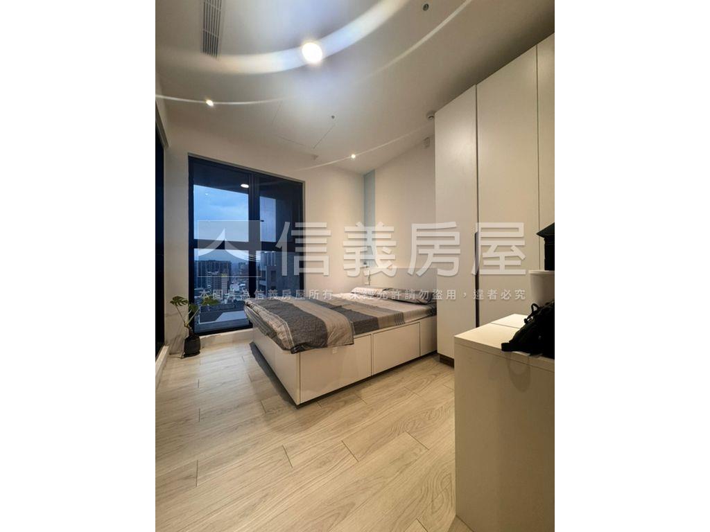 朝南面學校美裝潢兩房平車房屋室內格局與周邊環境