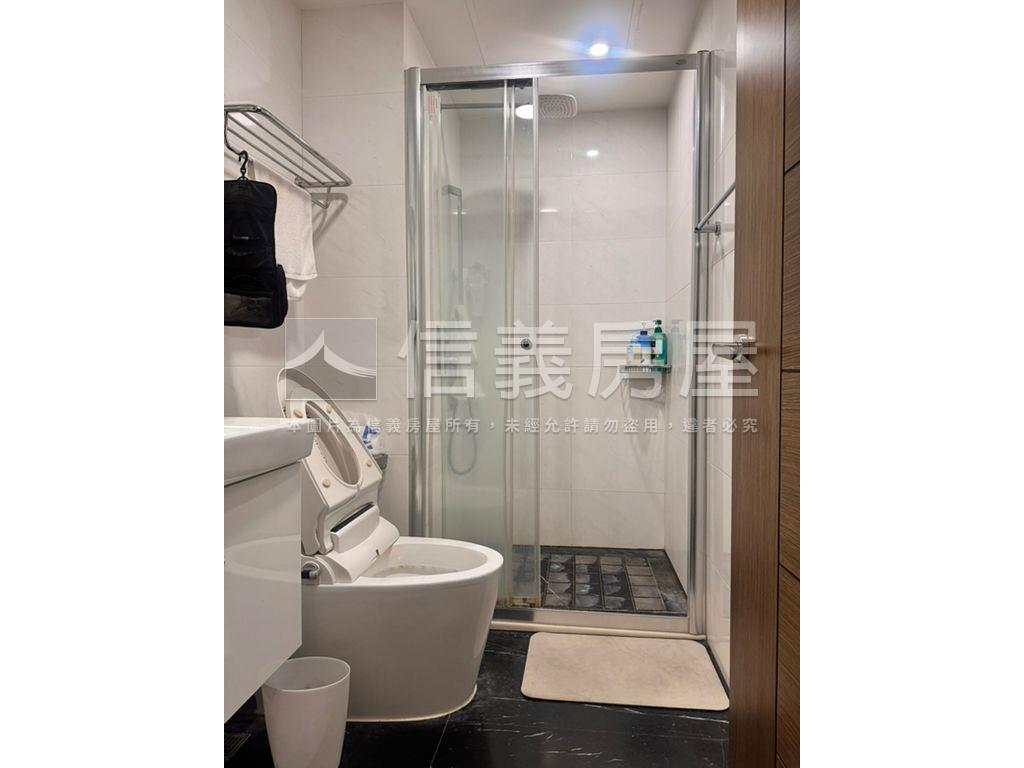 朝南面學校美裝潢兩房平車房屋室內格局與周邊環境